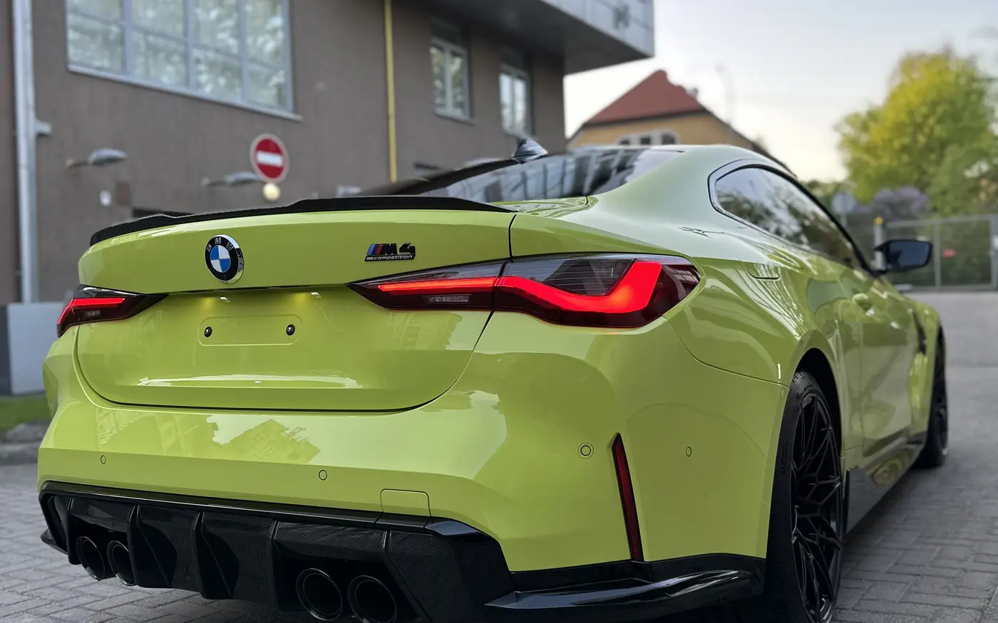 Яркий BMW M4, задний ракурс