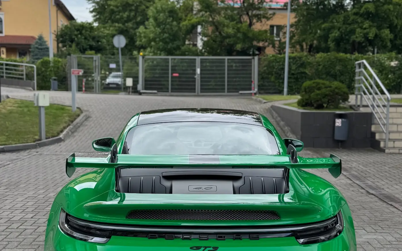 Зелёный Porsche 911, задний ракурс после работ Lusso
